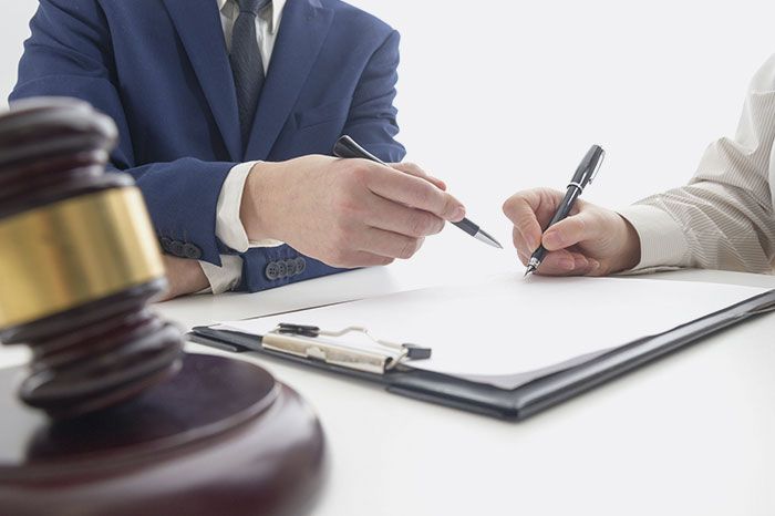 Abogados firmando documento