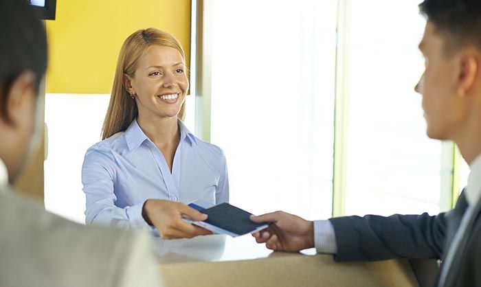 Persona recibiendo pasaporte